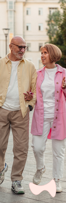 Casal caminhando ao ar livre